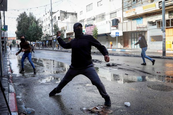 נער בן 14 מאושפז לאחר שערבי הטיח בלוק בראשו