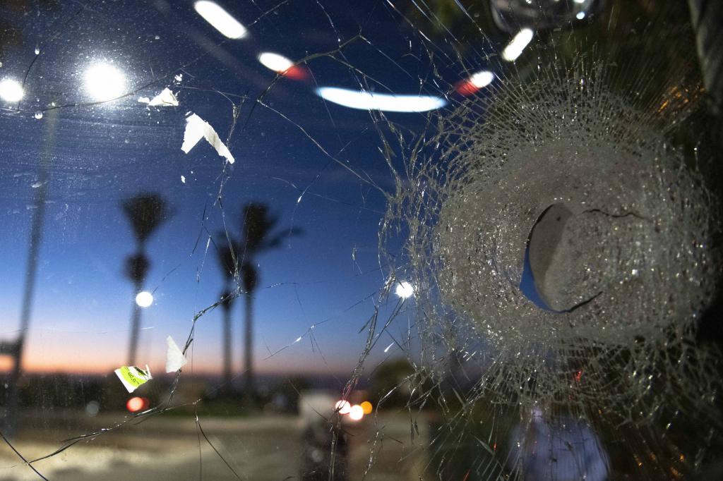 נהג אוטובוס הותקף באבנים ביישוב בית אל, רגלו נשברה