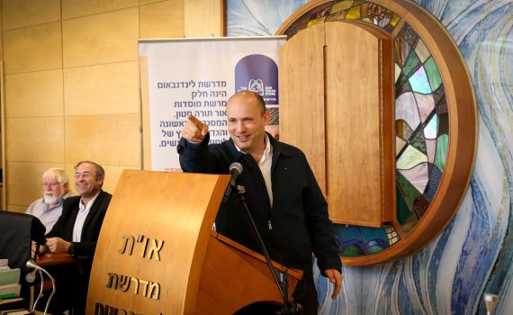 נפתלי בנט: "מי זה יאיר לפיד שיחרים את הרב רפי פרץ?"