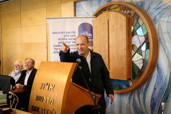 נפתלי בנט: "מי זה יאיר לפיד שיחרים את הרב רפי פרץ?"