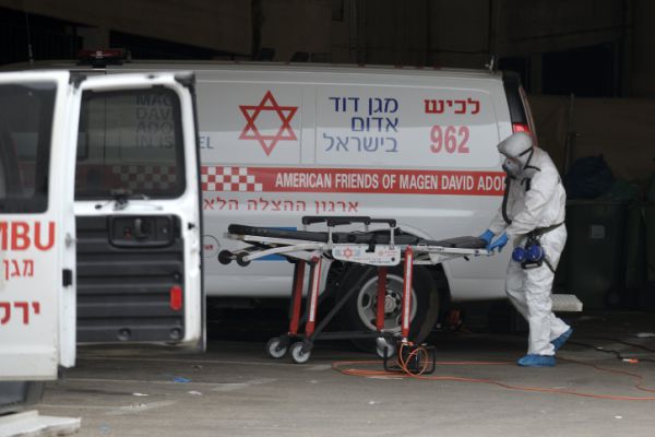 קורונה: צעיר בשנות ה-20 ללא מחלות רקע מונשם