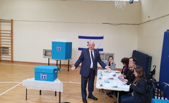 ריבלין הצביע: "הפעם יום הבחירות הוא לא יום שמח"