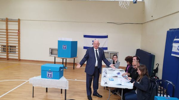 ריבלין הצביע: "הפעם יום הבחירות הוא לא יום שמח"