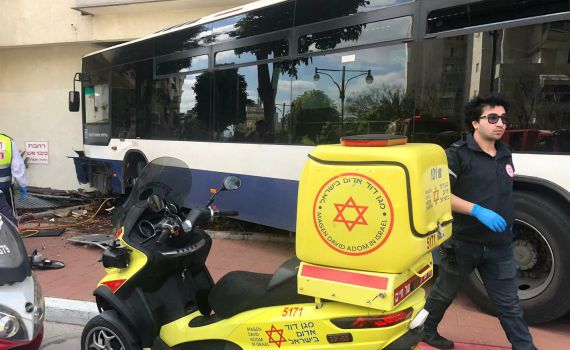 אוטובוס התנגש בקיר ברמת גן, 3 נפצעו