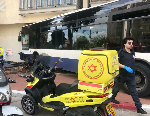 אוטובוס התנגש בקיר ברמת גן, 3 נפצעו