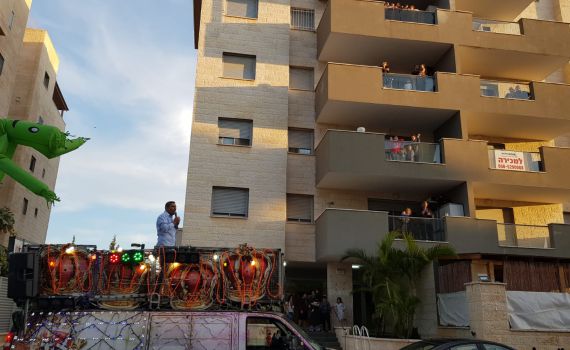 צפו: עם רכב ובוקסות – אלון דוידי יצא להרים את המורל