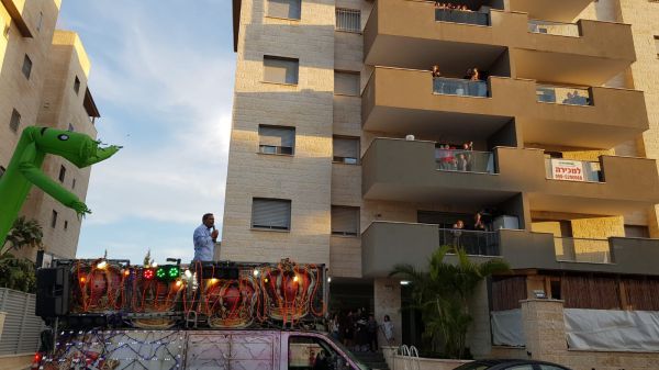 צפו: עם רכב ובוקסות – אלון דוידי יצא להרים את המורל