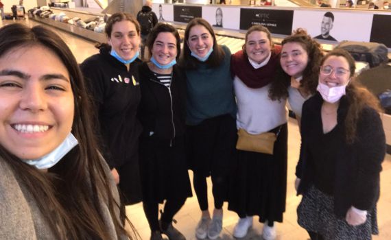 קורונה: בנות השירות לאומי שהיו בחו"ל שבו לביתם