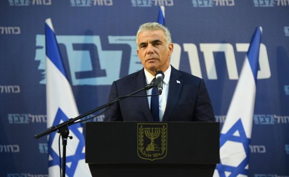 לפיד: "גנץ נכנע ללא קרב והצטרף לבלוק החרדי"