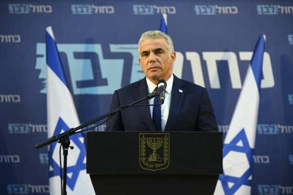 לפיד: "גנץ נכנע ללא קרב והצטרף לבלוק החרדי"