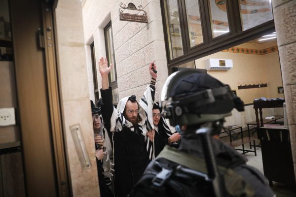 קריאות נאצים לשוטרים שאוכפים את צווי הקורונה