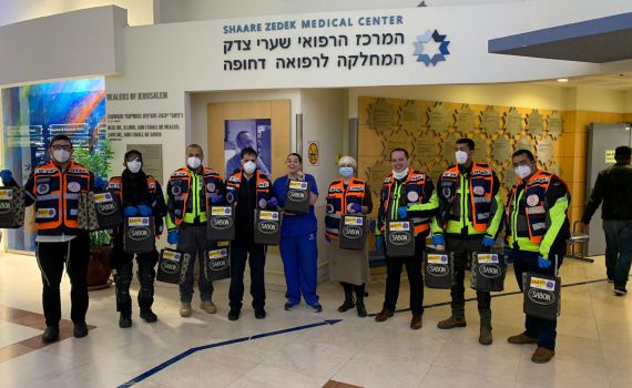 שי לחג: הצלה ללא גבולות חילקו מתנות לרופאים