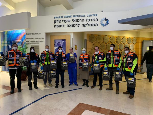 שי לחג: הצלה ללא גבולות חילקו מתנות לרופאים