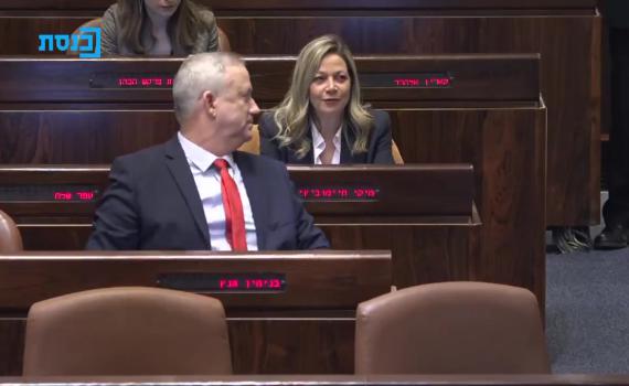 רגע אחרי ההצבעה: מה לחש גנץ לחיימוביץ? • צפו