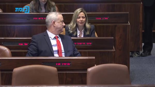 רגע אחרי ההצבעה: מה לחש גנץ לחיימוביץ? • צפו