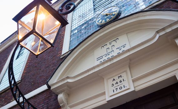 הרב הראשי הורה: כל בתי הכנסת בבריטניה ייסגרו