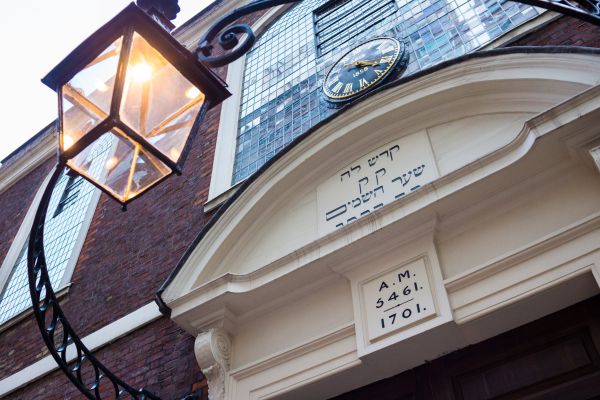 הרב הראשי הורה: כל בתי הכנסת בבריטניה ייסגרו