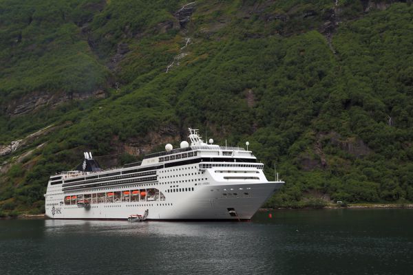"ספינת הקורונה" חוזרת: אלפי מבודדים על חופי יוון