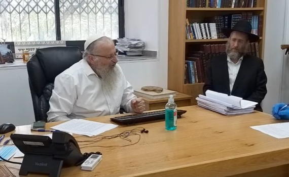 צפו: הרב שמואל אליהו מוכר את החמץ של גולשי 'סרוגים'