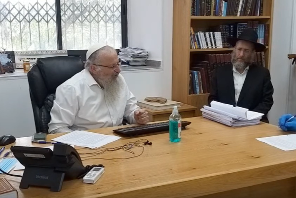 צפו: הרב שמואל אליהו מוכר את החמץ של גולשי 'סרוגים'