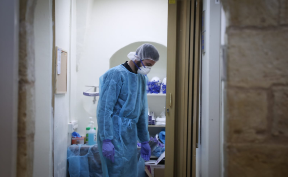 תקוע בבידוד: אפשר להשתגע או להמשיך לחלום