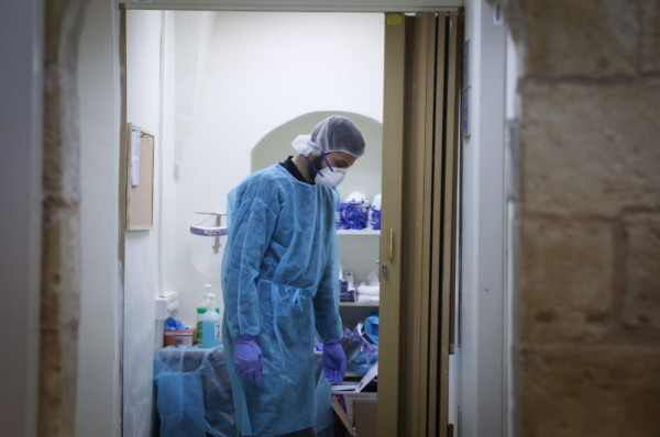 תקוע בבידוד: אפשר להשתגע או להמשיך לחלום