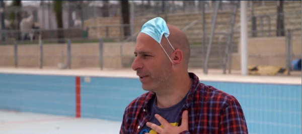 חנוך דואם בחרדה, אבל צוחק על כל העולם. צפו