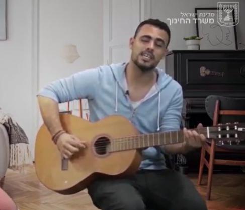 צפו: הזמר אבינועם דריקס בפרוייקט 'זיכרון בסלון'