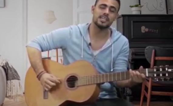 צפו: הזמר אבינועם דריקס בפרוייקט 'זיכרון בסלון'