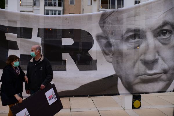 לפיד, יעלון ויאיר גולן יינאמו בהפגנת הדגלים השחורים