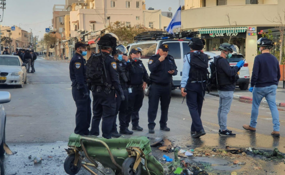 צמיגים בוערים והתקהלות: מחאה אלימה של ערבים פרצה ביפו