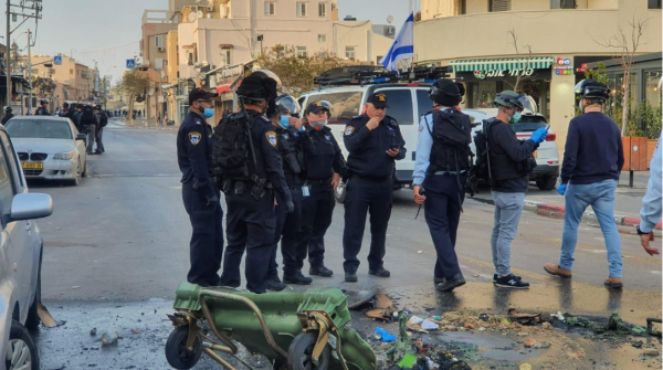 צמיגים בוערים והתקהלות: מחאה אלימה של ערבים פרצה ביפו