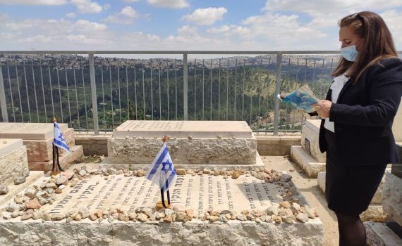 יוזמה מרגשת: נר ודגל על כל קבר ליום הזיכרון