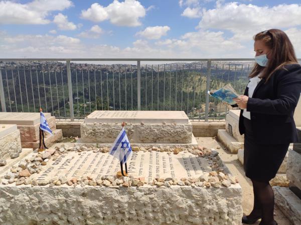 יוזמה מרגשת: נר ודגל על כל קבר ליום הזיכרון