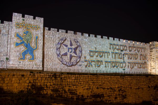 מחווה מוארת על חומות העיר העתיקה למשטרה