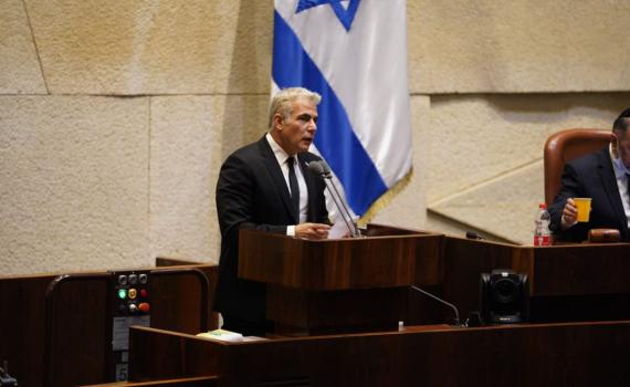 לפיד תוקף: לממשלה אין זכות קיום, רימו את הבוחרים