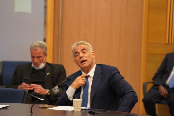 לפיד תקף: "אתה תשב שם ותקלל את עצמך"