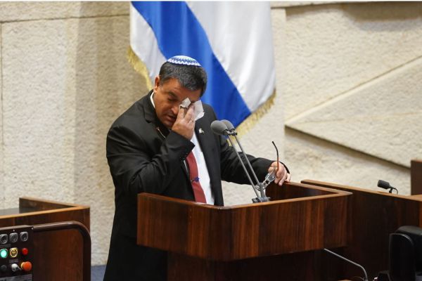 ח"כ ביטון השתנק בבכי: "35 שנה אני פוקד את קבר אחי"
