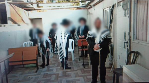 המשטרה תפסה שני בתי כנסת שקיימו תפילה בשבת