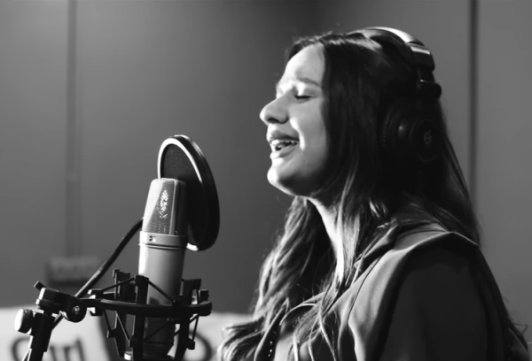 צפו: עדן בן זקן מבצעת את: 'והיא שעמדה'