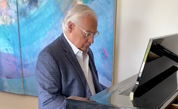 צפו: שגריר ארה"ב בישראל בניגון מיוחד לפסח