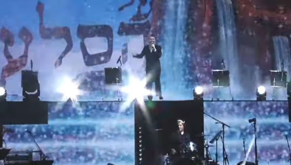 צפו: אברהם פריד בביצוע מקפיץ ל "על הסלע הך"