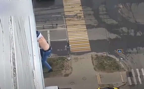 תיעוד דרמטי: נפל מהחלון – ונקנס על הפרת בידוד • צפו