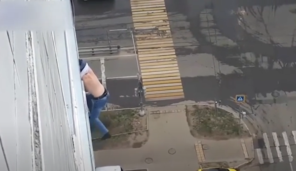 תיעוד דרמטי: נפל מהחלון – ונקנס על הפרת בידוד • צפו