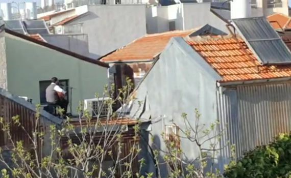 צפו: משפחת רזאל בקבלת שבת מהגג בנחלאות