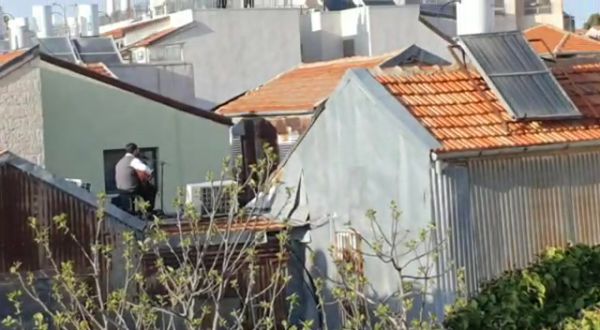 צפו: משפחת רזאל בקבלת שבת מהגג בנחלאות