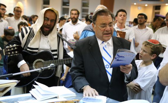 ארדן: מותר להתפלל במניין בחוץ ביום העצמאות