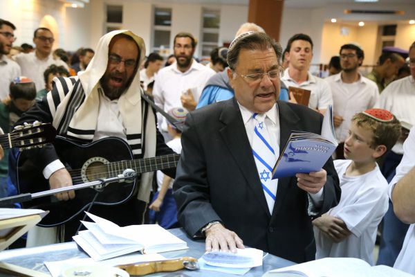 ארדן: מותר להתפלל במניין בחוץ ביום העצמאות