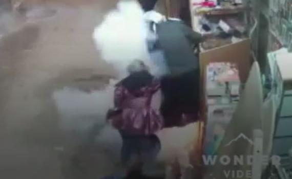 מחריד|צפו: שוטרים השליכו רימון; ילדה נפצעה בפניה