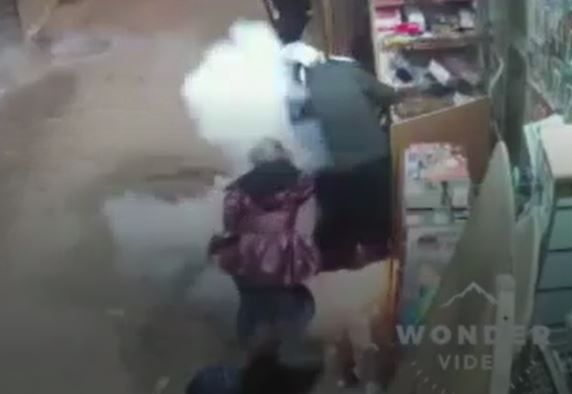 מחריד|צפו: שוטרים השליכו רימון; ילדה נפצעה בפניה